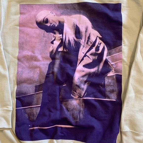 NEW SOLD OUT Ariana Grande Sweetener Tour Crewneck - Picture 5 of 7